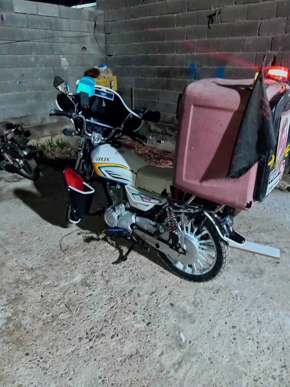 سلام عليكم دراجه سيفان بعده علا وضع الوكاله دراجه مكفوله من كلشي كفاله عامه ربع متصرف عليها جاهزه من كلشي  برغي ممفتوح بيها كهربايات كله شغاله دراجه مفوله موديل 2024 شهر12 نازله 2025 ب 900 الف وبيه مجال لشراي بغداد مدينه الصدر او بلديات ***********
