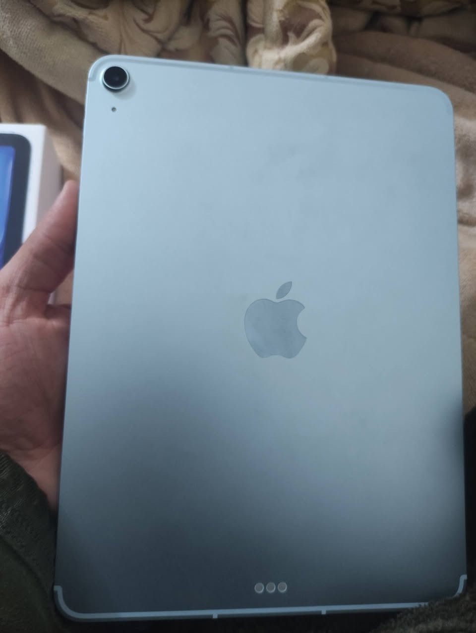 السلام عليكم ايباد 
air11 m3 
شتريته البارحه مشحون مرتين فقط 
للبيع او مراوس ب ايفون ١٥ أو ١٦ بلص 
او ايفون ١٤ 
مكاني بغداد التاجي سبع البور 
*********** 
ضمان شركه ماستر
