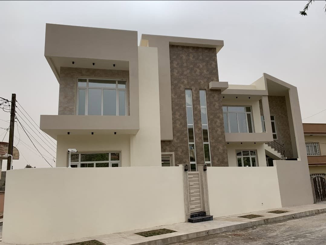 🏠دار للبيع بناء حديث Vip مساحة 270 متر ركن 🌀
🛑ثلاث طوابق بناء حديث Vip 💥
🔴نظام دكتات سبالت _ نظام كاميرات 📸 _ نظام إطفاء الحريق 🧯 + تم بناء المنزل وفق مواصفات حديثة وعبر شركة رصينة وكادر  متخصص بالبناء 🏠
1️⃣الطابق الاول : غرفة نوم + هول + استقبال + كراج + مطبخ + صحيات 🚾
2️⃣الطابق الثاني : ثلاثة غرفة نوم + هول + استقبال + مخزن + مطبخ + صحيات 🚾
3️⃣الطابق الثالث : ممكن يكون منفصل إلى مشتملين وممكن يكون طابق متكامل المشتمل له درج خارجي + داخلي 
⏮️المشتمل الاول : غرفة نوم + هول + مطبخ + صحيات 🚾
⏮️المشتمل الثاني : غرفة نوم (( سويت )) + مخزن + منور + صحيات 🚾
📄سند سكني ملك صرف / شرط القرآر التمليك والتحويل 
❌لانتعامل برفع سعر العقار عن سعرة الآصلي نجمع البايع بالمشتري مباشرتأ _ لا نوقف البيعة بخلاف عن الدالية 
🛑موقع مميز جدأ 🔥
🌍الموقع / (( حي الرفاق قرب عيادة الموصل الجراحية )) 🏭
للأستفسار
⏮️مراجعة مكتب العلاف لتجارة العقارات 🌟
أو الاتصال 
☎️ أسيا ***********
أو
☎️ كورك ***********
⏪️مع العلاف للعقار استثمارك في آمان ⭐️
🌐عنوان المكتب / الموصل _ حي الزراعي قرب جسر السويس 🔥
📌نستقبل عقاراتكم وطلباتكم العقارية .
