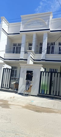 بيت للايجار 100 م يحتوي 3 غرف نوم,طابقين،مدخلين ،خدمات ،حديث،مطبخ ،حار...