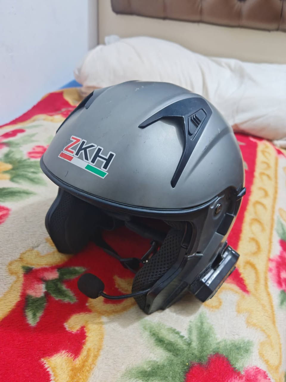 سلام عليكم عندي خوذتين للبيع وحده جديد بل جيس وحده مستعمله شراي يتصل مكاني نجف ***********
