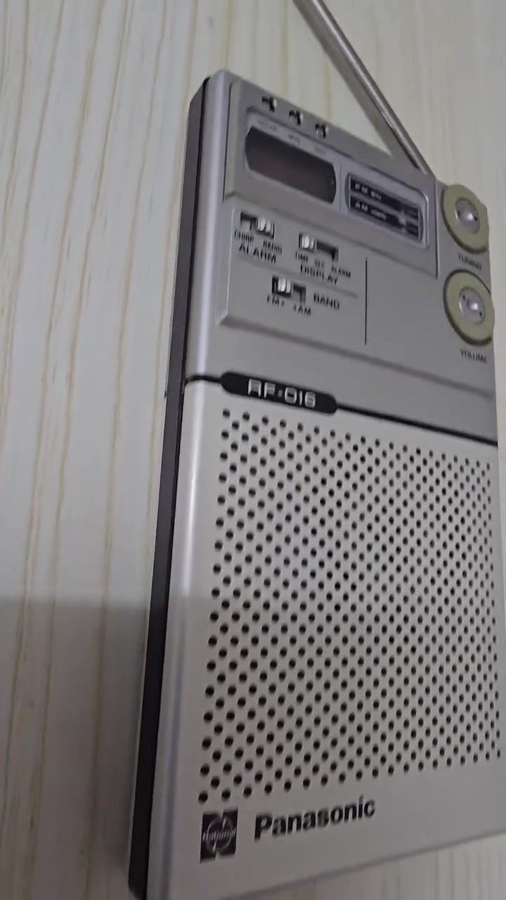 السلام عليكم                                                                        راديو باناسونيك ياباني موجتين FM /AM مع ساعة ومنبه يعمل ببطارية قلم عدد ٢ امصنوع من الألمنيوم  إنتاج ١٩٨٠                                                                                السعر ١٥٠ ألف


**إذا كنت صاحب هذا الإعلان وتريد حذفه لأي سبب، رجاءا أرسل رسالة إلى الدعم الفني**