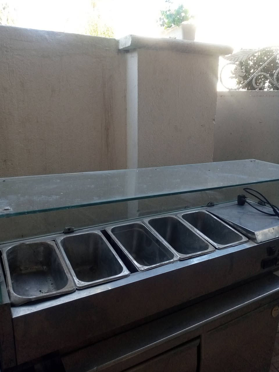 السلام عليكم اغراض مطعم للبيع خلاط حمص 15 لتر 350 الف قطاعة خضار مع قرصين 325 الف مثرامه حجم 22 بسعر 225 الف براد منضدي 250 الف قشارة بطاطه 10 كيلو 500 الف بغداد ***********
