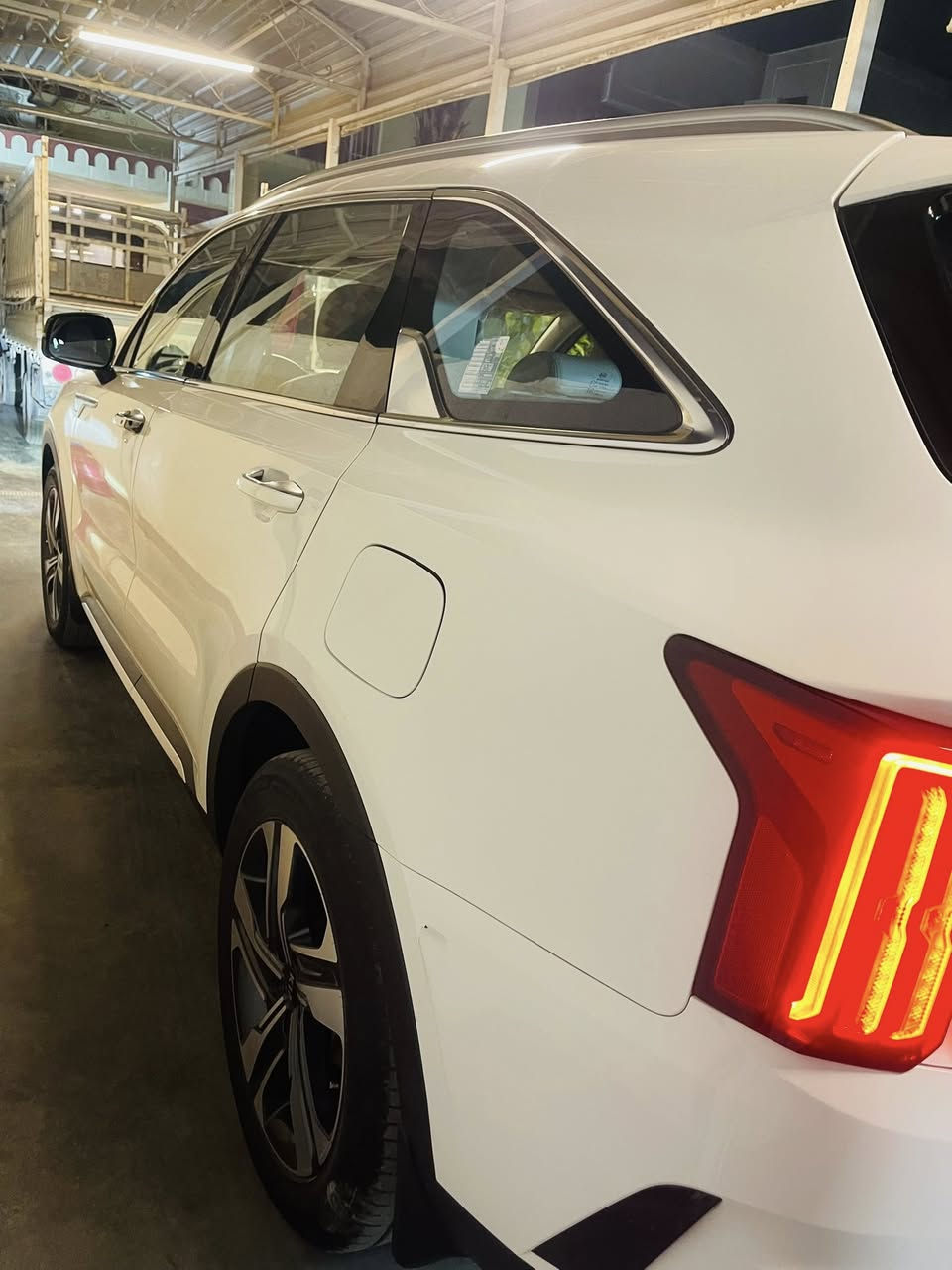 سلام عليكم 
للبيع 
كيا سورنتو موديل ٢٠٢١ خليجي 
رقم بغداد بسمي
ستة سلندر 
ماشية ١٠٥ 
نص فول 
بصمة
كشنات كهرباء 
صندوك كهرباء
مري شفط 
اوتو هولف 
اريل انفكيشن 
تلث قطع تبريد 
كير عصا 
حساسات 
شاحن واير ليس 
تشغيل عن بعد

السعر ٢٦٥وبيهة مجال 
مكان السيارة بغداد 
*********** 
مكفولة من الصبغ فقط بارد بسيط
