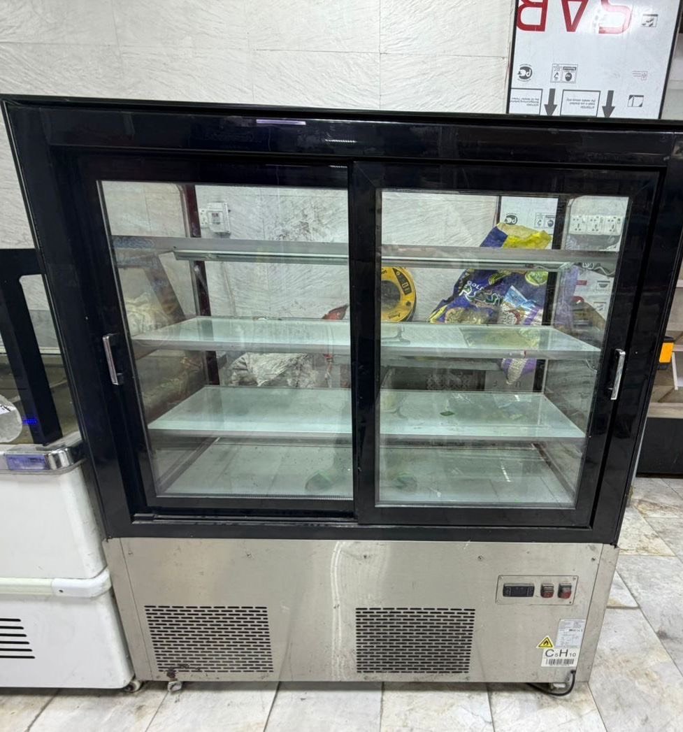 عندي مجموعة من البرادات التجارية المعروضة للبيع، صناعة تركية وبأحجام مختلفة. مناسبة للمحلات والمطاعم. البرادات بحالة جيدة وتعمل بكفاءة عالية. مثالية لحفظ وتبريد المنتجات بفعالية.