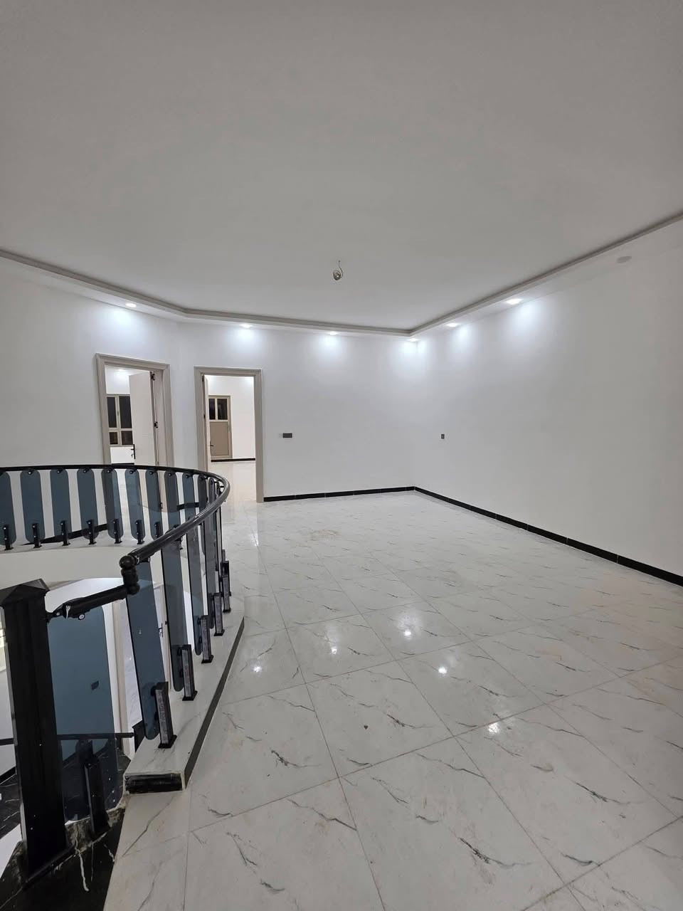 ✨ دار نظام فيلا VIP ملكي للبيع ✨
📍 الموقع: تكريت – الديوم – منطقة 16 ألف
📐 المساحة: 240 م²
📏 الواجهة: 8 م × النزال 30 م
🌿 موقع مميز جداً (صدر طير) مقابل حديقة وبجانب متنزه ويظهر على شارع 60 الرئيسي

🏡 مواصفات الدار:
▪️ واجهة حجر حلان
▪️ سحب مغربي ملكي مع نقاشات فخمة
▪️ 5 غرف نوم 🛏️
▪️ صالة استقبال ملكية
▪️ صالتان وسطيتان ملكيتان
▪️ مطبخ ملكي
▪️ كراج سيارة مع حديقة
▪️ مجاريب داخلية وخارجية عدد 3
▪️ حمامات داخلية دفن عدد 2
▪️ نظام غاز دفن + نظام حزامه
▪️ تأسيس سبالت بالكامل
▪️ نظام كاميرات وإنترنت
▪️ سطح شتايكر
▪️ أبواب خارجية قاصة درجة أولى
▪️ أبواب داخلية درجة أولى
▪️ سيراميك درجة أولى

🔥 الدار زيرو، فول مواصفات، نظام ملكي جاهز للسكن مباشرة

📞 للاستفسار والتواصل: ***********
