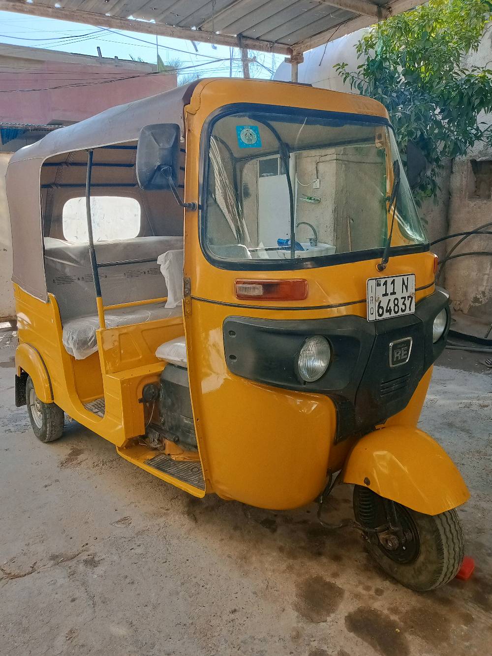 تكتك باجاج RE للبيع، حالة ممتازة ولَم يتم استخدامها كثيرًا. التكتك لونها أصفر وتعتبر وسيلة نقل اقتصادية ومربحة. مناسبة للشغل في المدينة والأحياء. كل الأوراق الرسمية متوفرة وجاهزة للنقل الفوري.