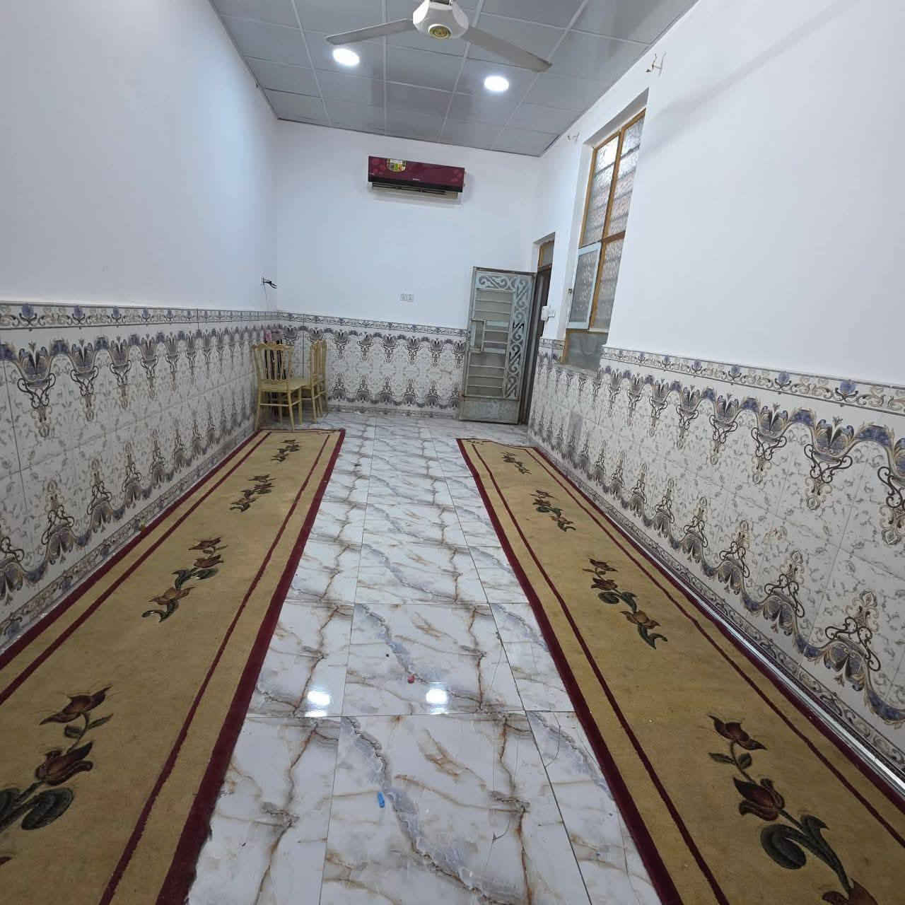 *🏠 دار للبيع – بناء جديد وسعر مناسب!*
📍 *الديوانية / حي الفرات – شارع مسجد الرسول الأعظم (شارع 15 متر مباشر)*

▪️ *المساحة:* 93 متر  

▪️ *الواجهة:* 6 متر  

▪️ يحتوي على:  

✅ غرفة نوم  

✅ صالة  

✅ استقبال  

✅ مطبخ  

✅ صحيات داخلية وخارجية  

💰 *السعر مناسب جداً*

للستفسار ولتواصل لاتصال على الرقم  ***********
