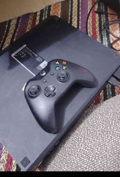 السلام عليكم إكس بوكس وان للبيع يده واحده الاصليه الجهاز لوك ستيكر ما مفتوح باله أوربي وبي العاب فيفا25 وجي تي اي السعر 115 الف مكاني كربلاء راسلني خاص او *********** واتساب
