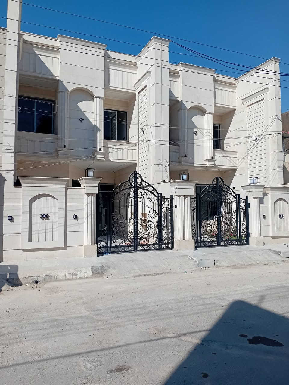 مكتب المجد للوساطة العقارية..
للبيع.... تونات عدد ٢ دار زيروو في السيدية  ... بناء حديث يحتوي على...
صالة كبيرة وهول داخلي ومطبخ 
كراج سيارة وحديقة صغيرة جميلة

مكونات البيت...
عدد الغرف  ٥نوم مع سويت بعض الغرف..
مناور ..
خدمات عدد ٤

مساحة  ١٥٠م
واجهة.  ٦م
نزال.   ٢٥م

مكتب المجد للوساطة العقارية سيدية شارع العلوة مقابيل مدرسة حلم الغد.... 
الاتصال....
***********
***********

نسعى لخدمتكم نحو الأفضل نستقبل كافة عروضاتكم السكنية والتجارية..
