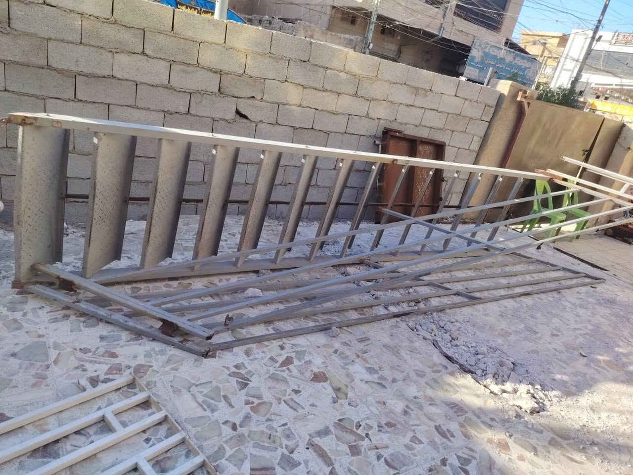 السلام عليكم درج حديد كامل وجام خانة مع الباب كاملة للبيع بسعر مناسب وعندي باب باب حديد مالمطبخ نظيفة جدا للشراي *********** مكاني بغداد حي العامل
