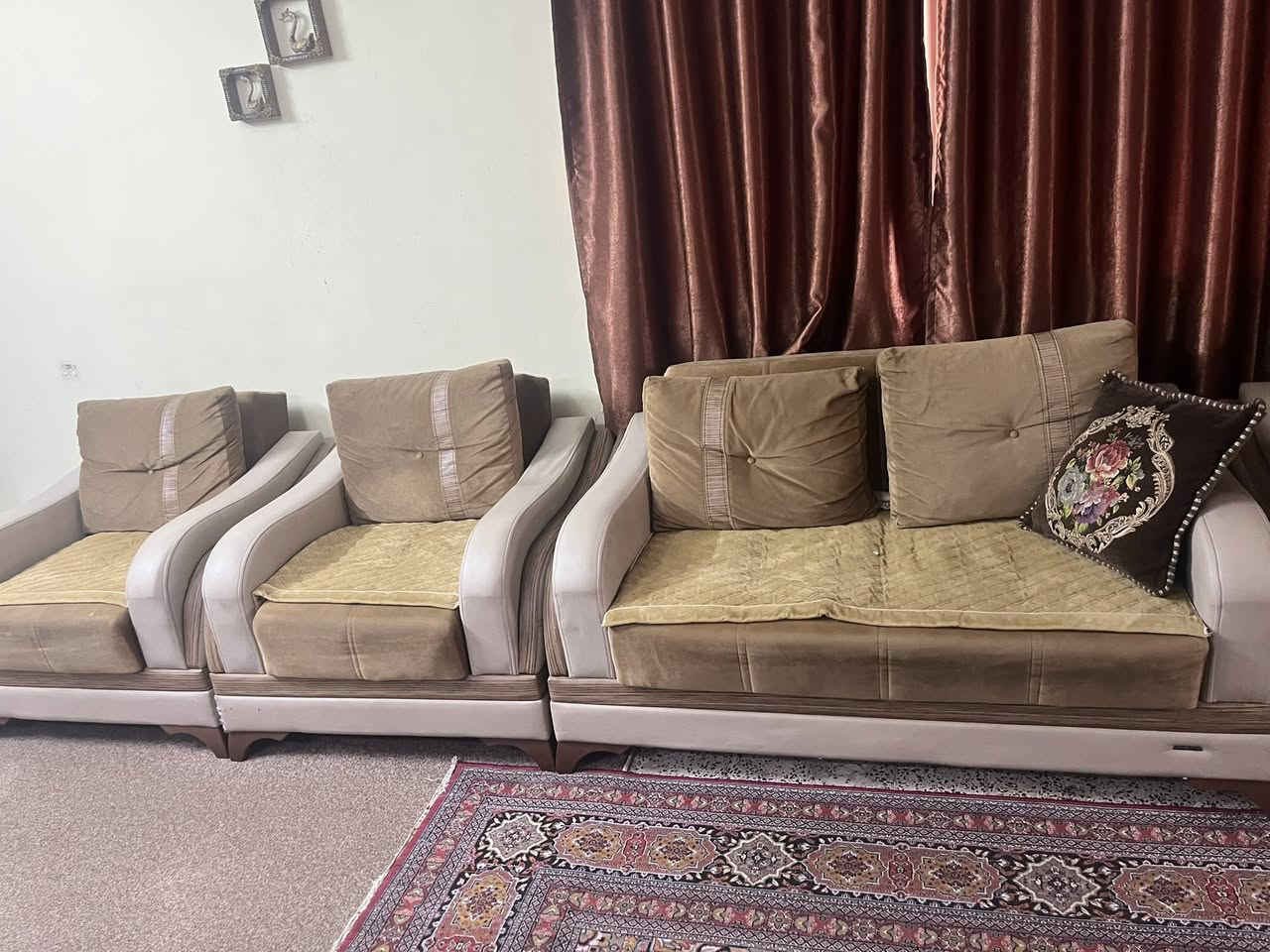 السلام عليكم عندي هذا الطخم للبيع كامل عشره نفرات مع الاسفل يصير مخازن ويصير سرير اذا ينفتح بس ثلاث يدات الجلد بيهم عيب فقط الكشنات جيده جدا وكلش ثقيل السعر ٣٠٠ الف المكان الموصل الي يفيده يراسلني خاص


**إذا كنت صاحب هذا الإعلان وتريد حذفه لأي سبب، رجاءا أرسل رسالة إلى الدعم الفني**