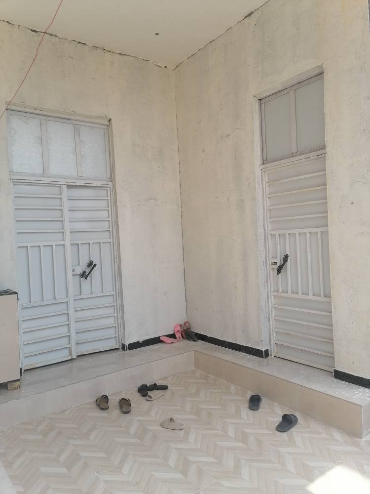 بيت بناء حديث للبيع في تنومه نهر حسن شارع الدواجن اوحي الغدير المساحه ٢٠٠ متر بناء حديث طابقين الطابق الأول يحتوي على غرفتين وصاله واستقبال ومطبخ بارد و حار وصحيات داخليه وخارجيه والطابق الثاني نضام شقق الشقه الأولى تحتوي على غرفتين وصاله ومطبخ وصحيات والشقة الثانيه غرفتين وصاله ومطبخ وصحيات الشقق بابهن عل شارع والبيت بابه على شارع الشقق يحتاجلهن تشطيب يعني هيكل درجهن وحد طابو زراعي صرف السعر ١٧٠مليون اوهذ رقمي *********** تحياتي البصرة, العراق
