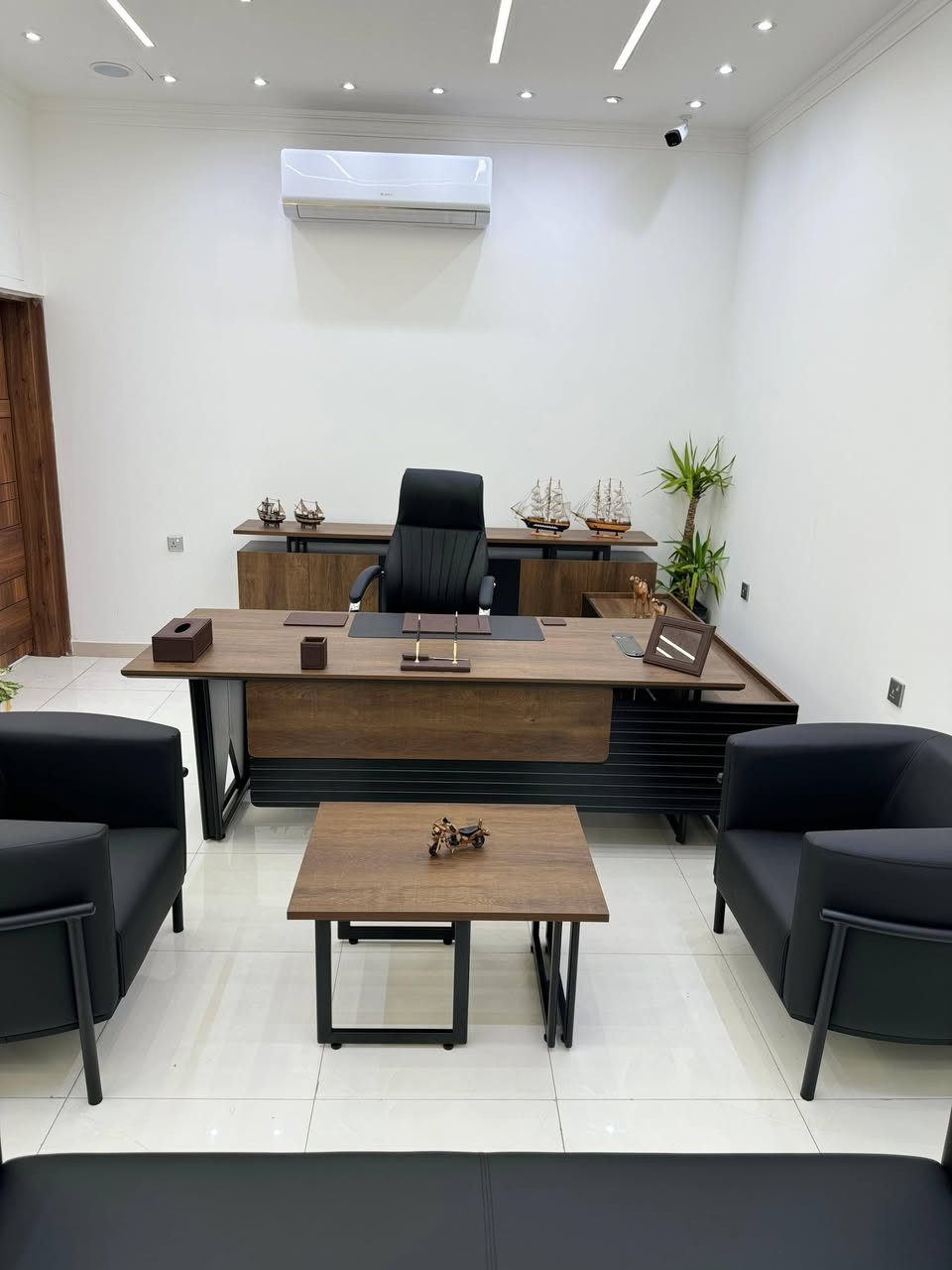 سيت مكتب مودرن تركي فاخر
تصميم أنيق يناسب المكاتب العصرية
المواصفات:
يتكون من 4 قطع
ميز مكتب: قياس 240 سم
بوفيه مكتبي: قياس 240 سم
ملحق جانبي: قياس 80 سم
طَبْلة وسطية: قياس 70 سم
جودة عالية وتصميم عملي يضيف فخامة وتنظيم للمكتب.


**إذا كنت صاحب هذا الإعلان وتريد حذفه لأي سبب، رجاءا أرسل رسالة إلى الدعم الفني**