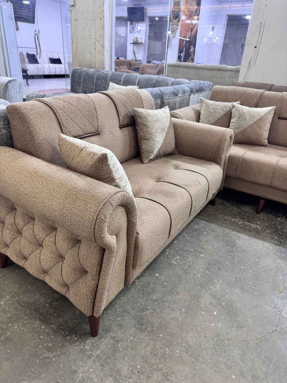 ديوان ٢٠ مقعد كورنر قياس ١٤ متر ونص تجي بيه قنفتين مفصوله مع ٢ زاويه تفصال بالدرجه خشب بلوك اسود كله الثقيل سفنج مضغوط مميز أول قماش خاولي ناعم لون عسلي مطعم ب البيجي الاوف وايت جديد من معمل يوجد توصيل عالفحص تفحص قبل الشراء استفسار *********** متوفر واتساب
