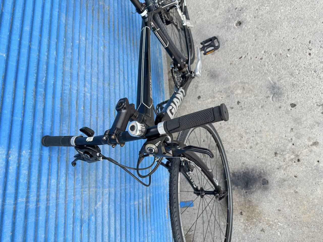 السلام عليكم اخوتي الغوالي 700 حجم 28 
قياس S ماركة (GIANT) غني عن التعريف 
معدنه المنيوم سستم شيمانوا التوس 3/8 
بدلات شيمانوا سحب دفع صينع تايوان 🇹🇼 
نظافة 100/80 الدراجة عل وضع الشركة بلادي 
ختم واحد سعرهاا 220 الف وبي مجال اخوتي 
عنواني موصل توصل ***********  تتوفر 
خدمة توصيل جميع محافظات العراق وتحياتي
