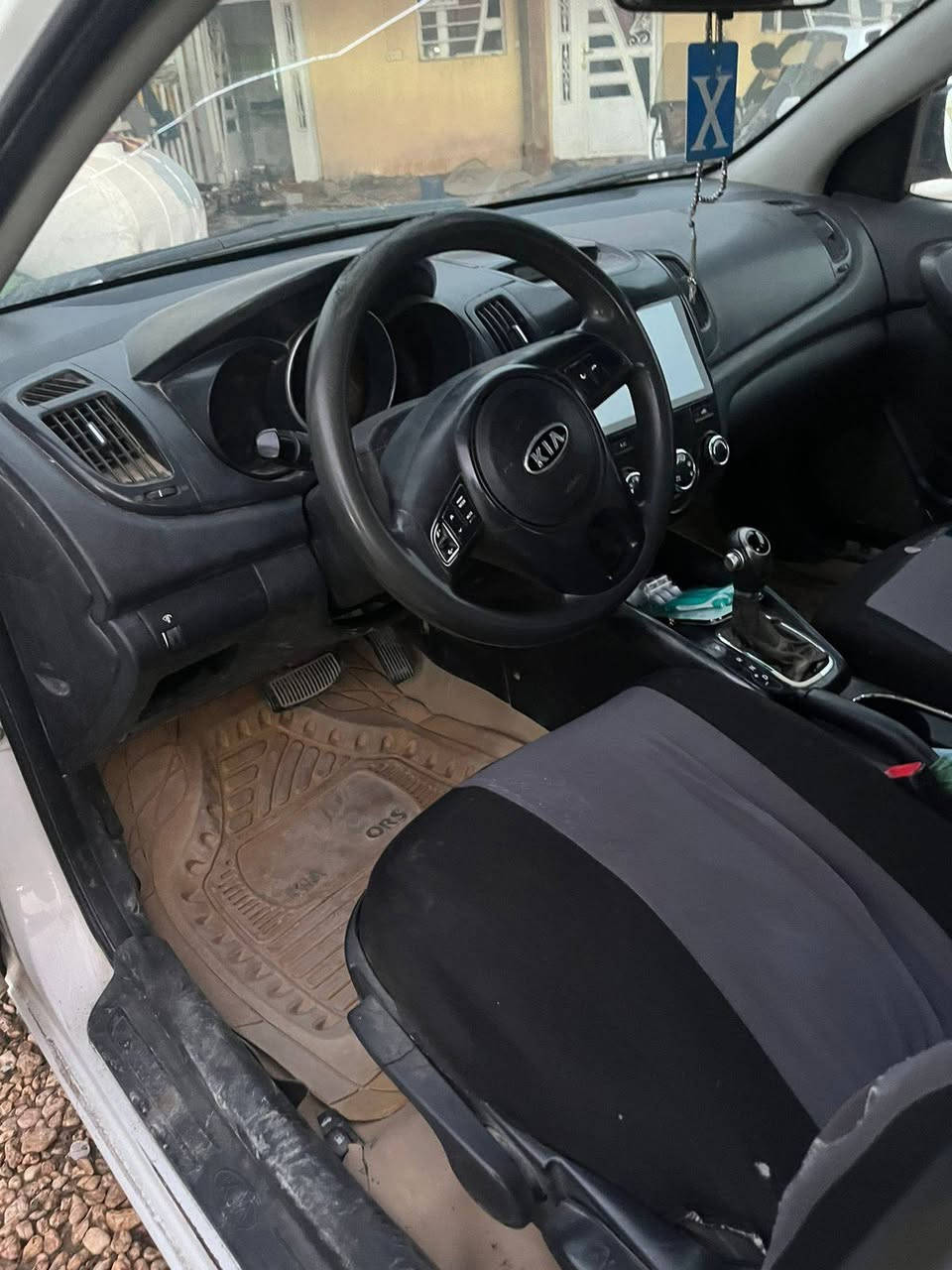 سيراتو مديل 2011 سياره جاهز مكينه كير حداديه  بس يرادله  صبغه  رقم أربيل و مكفوله من ضربه القويه والكص  سياره دواخله كلش حلوه سعره80وبيه مجال جدا قليل بس حق الجيه  ***********
