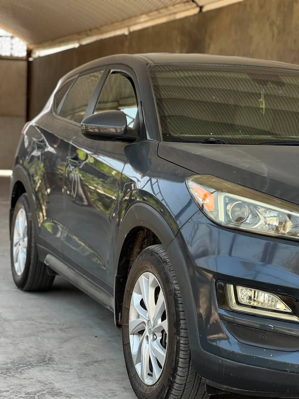 🚗 هيونداي توسان (وارد أمريكي) - للبيع

 الموديل: [2021]
 اللون : رمادي غامق (دلفيني)

الرقم واللوحة: (قادسية 16 A 22344) - هزة وفحص جديد.

الداخلية: مقصورة بيج ملكية، نظيفة جداً، مع تغليف كراسي بجلد بيج مطرز

شاشة لمس وسطية كبيرة، تدعم (Apple CarPlay / Android Auto)، مع كاميرا خلفية واضحة جداً للمساعدة في الاصطفاف.

 التحكم: ستيرنج مخمل (طارة) مع تحكم كامل بالصوت والمكالمات.

 أضوية أمامية هالوجين مع عدسات زنون، أضوية LED نهارية (Daytime Running Lights)، وكشافات ضباب.

 * الإطارات: ويل ميثال (جنوط ألمنيوم) بحجم 17 إنش، مع إطارات نظيفة تبديل تخم جديد قبل شهر

ماشية 60/ 
 * حجم المحرك 2.0

 * حالة الضرر بنيد وجاملغ وشويه صبغ بالباب كلير بدون معجون في أي مكان؟ هل تم إصلاحها؟]
 

📍 مكان الديوانية 
💰 السعر المطلوب ( 135 ورقة ) 
📞 للتواصل والاستفسار: [***********]
