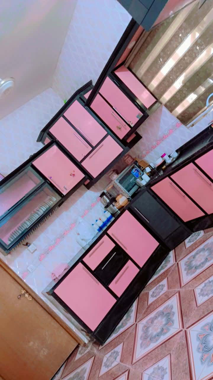 ⸻

✨ فرصة مميزة للبيع – بيت سكني في الحي العسكري ✨

إذا تبحث عن موقع هادئ ومساحة عملية بتقسيم مريح للعائلة، هذا البيت خيار مثالي للسكن أو الاستثمار.

📍 الموقع: الحي العسكري
📐 المساحة: 120 متر
🏢 عدد الطوابق: طابقين

🔹 الطابق الأرضي:
استقبال مريح + صالة  + غرفة نوم + مطبخ + حمام

🔹 الطابق العلوي:
غرفتين نوم + صالة

🔹 إضافات مميزة:
✔️ سطحين
✔️ توزيع عملي للمساحات
✔️ مناسب لعائلة متوسطة
✔️ منطقة مخدومة وقريبة من الاحتياجات اليومية

💰 فرصة مناسبة للسكن والاستثمار
📞 للاستفسار والتفاصيل يرجى التواصل مباشرة
***********
