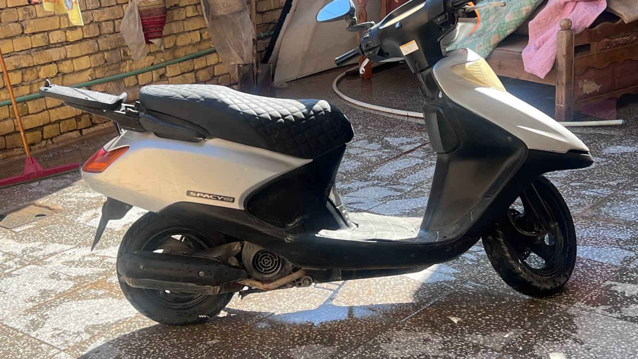 سبيسي ياباني رمبة 
صار شهر منزله حاويه 

كلشي جديد برغي ما مفتوح بيها 

***********

مليون وميه 
بيها مجال
