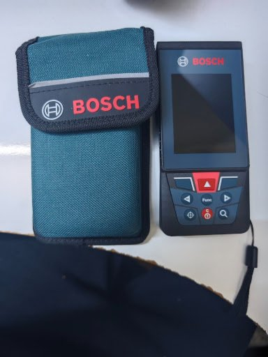عندك شغل هندسي، ديكور، أو مقاولات؟ عوف الفيتا القديمة ومشاكلها.
متجر Humix Aio يقدملكم العملاق الألماني Bosch GLM 100-25 C Professional. الجهاز "نظافة وكالة" وكأنك هسة فاتحه، ومعاه الجنطة الأصلية مالته. 💼

ليش هذا الجهاز هو الأفضل للمحترفين؟

✅ عين رقمية (Digital Viewfinder): يحتوي على كاميرا مدمجة مع خاصية الـ Zoom، يعني تكدر تشوف نقطة الليزر بوضوح حتى لو كنت بالشمس وبمسافات بعيدة.

✅ مسافات عملاقة: يقيس لحد 100 متر بدقة متناهية.

✅ شاشة ملونة IPS: واضحة جداً وتقلب الصورة تلقائياً حسب اتجاه الجهاز.

✅ اتصال ذكي: يربط عالموبايل عبر تطبيق Bosch MeasureOn لنقل القياسات وتصميم المخططات فوراً.

✅ مقاومة الظروف الصعبة: تصميم متين جداً (IP54) يتحمل الغبار والرطوبة بمواقع العمل.

السعر "اللقطة" للمحترفين: 💰 250,000 دينار عراقي فقط! (سعر الجديد يتجاوز الـ 450 ألف).

🚚 متوفر توصيل سريع لكل المحافظات.
📍 قطعة وحدة فقط، الأولوية لأول حجز. بغداد, العراق


**إذا كنت صاحب هذا الإعلان وتريد حذفه لأي سبب، رجاءا أرسل رسالة إلى الدعم الفني**
