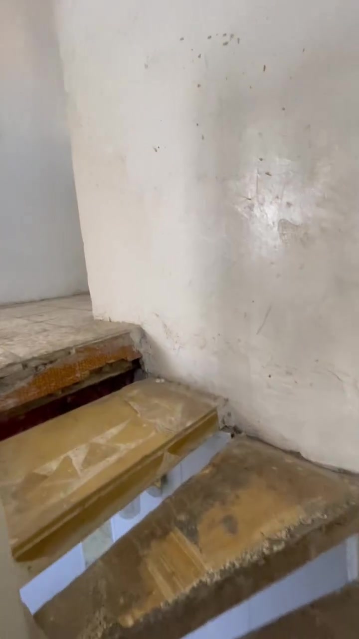 سلام عليكم بيت الايجار قطاع 46 طابقين 3 غرف نوم ستقبال مطبخ سطح حمامات كامل مكمل الاستفسار رقم : ***********
