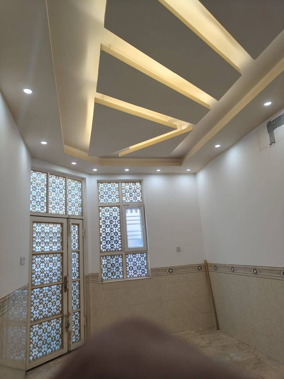 بيت للبيع في حي السلام شارع المطبات شارع عشره قريب ع الشارع 100متر طابق ونص بناء جديد للأستفسار ***********
