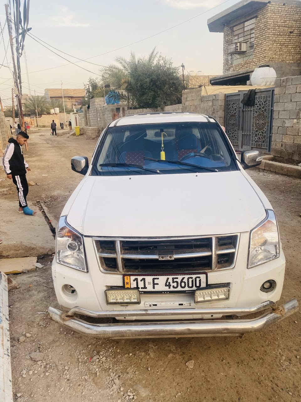 سلام عليكم جنبي موديل 2013 سياره مقفوله من كلشي تايرات جدد مكينه جديده لا صرف لا تبخير سياره نقصها بس تبريد بيها طخه بالبدنه ومصلحمه سنويه 2030 رقم بغداد  السعر 57 وبيها مجال عنوان ديالى بعقوبه شرط تحويل مباشر مكلف بالنشر فقط 
***********
