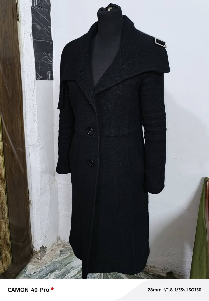 كوت اسود طويل  قياس S  يلبس  وزن  50 الى 65  السعر   8  الحجز خاص  او واتس  ***********
