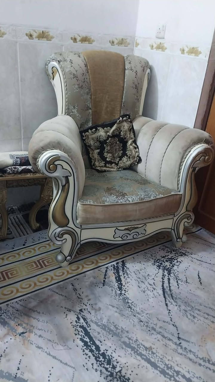 السلام عليكم/ تخم ونص 15 مقعد خشب قوي كلش للــبـيع مكانهن طويريج الشراي يراسلني واتساب فقط ***********
