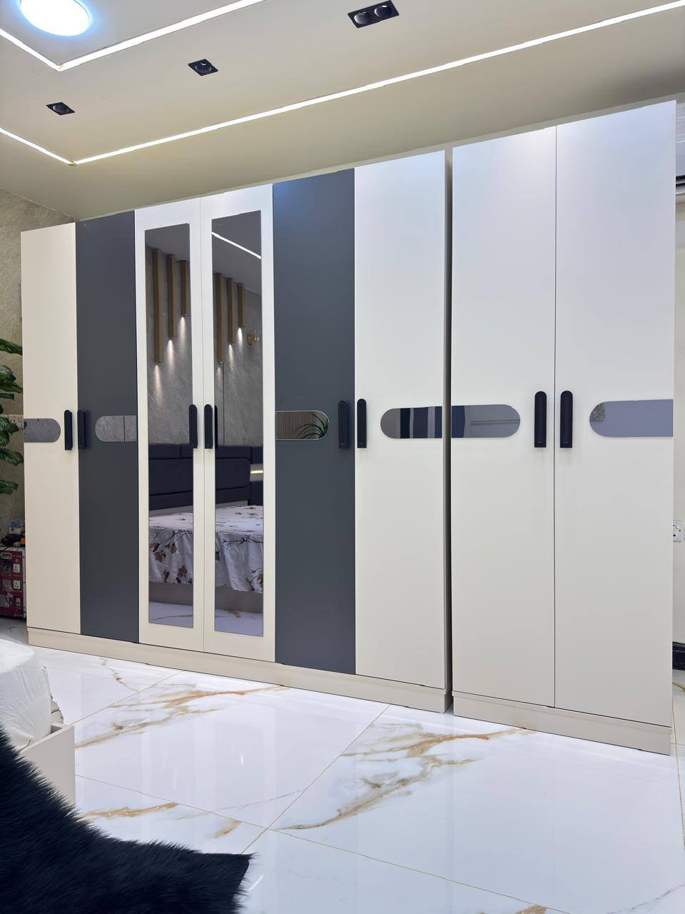 *موديل           دوناي           الجديد*
سعر 900, الف موجود توصيل كافي المحافظات نقل والشد حجز على الخاص
7 قطع           كنتور  مع الملحق *3* متر
🎁 السرير مخزن    أو     ثابت     🪡🪡
*على كيف زبونك     تريده ثابت تريده مخزن*
☄️ إناره بالكومديات 
☄️ شغل ممتاز 
🌺 الميز تواليت ضخم 
🥇🥇 ✨✨      *المعمل الأصلي*


**إذا كنت صاحب هذا الإعلان وتريد حذفه لأي سبب، رجاءا أرسل رسالة إلى الدعم الفني**