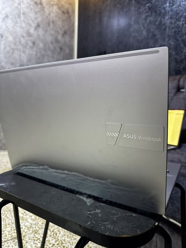 💻 للبيع: لابتوب ASUS Vivobook Pro 15 OLED (شبه جديد)
المواصفات التقنية:
 الموديل: ASUS Vivobook Pro 15 OLED (M3500Q)
 المعالج: AMD Ryzen 5 5600H (معالج قوي جداً للألعاب والمونتاج)
 كرت الشاشة: كرتين شاشة المجموع (المدمج + كرت خارجي قوي NVIDIA GeForce RTX بحجم 4 جيجابايت)
 الذاكرة العشوائية (RAM): 8 جيجابايت DDR4 بسرعة 3200 MT/s
 الهارد (التخزين): 512 جيجابايت SSD (سريع جداً في الإقلاع وتشغيل البرامج)
 الشاشة: شاشة خرافية OLED بألوان حقيقية 100% DCI-P3 ومريحة جداً للعين.
ميزات إضافية:
 نظام صوتي احترافي من شركة Harman/Kardon.
 نظام تبريد بمروحة مزدوجة لأداء مستقر أثناء الضغط.
 كاميرا تحتوي على غطاء حماية للخصوصية (Privacy Shield).
 لوحة لمس (Touchpad) بحجم كبير وسلسة الاستخدام.
للأستفسار ‭***********‬ واتساب
