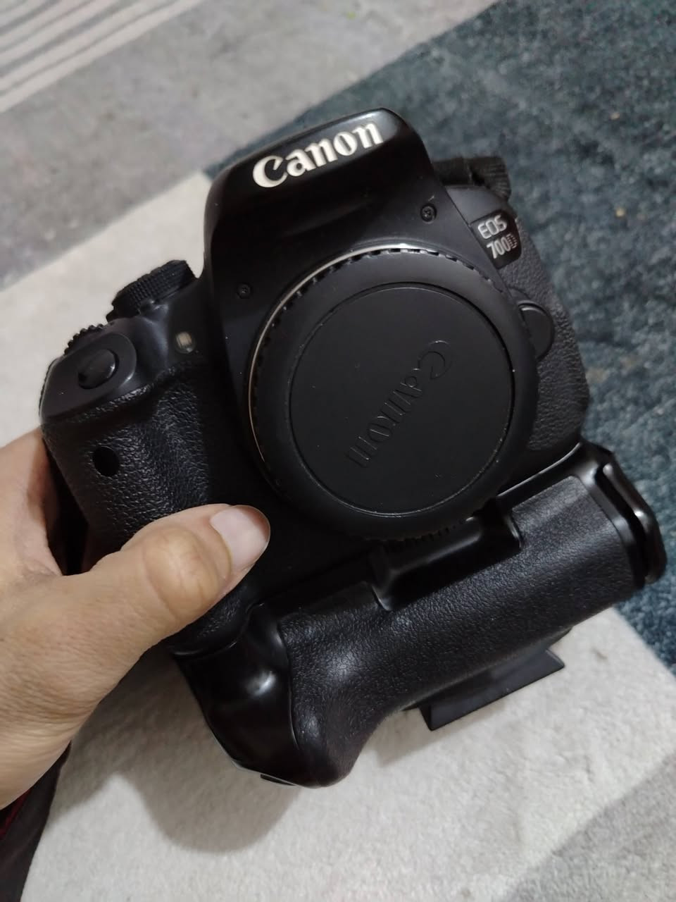 كانون 700
3 بطاريات
نظافة 100 %  ما مستخدمة هواي 
شاحنة
عدسة 18_55
جنطة
ادوات تنظيف
رام + جهاز توصيل بين المبايل والكامرة يرهم ايفون وباقي الموبايلات
السعر 350 وبيها مجال
مكاني  الحلة 
رقمي ***********

