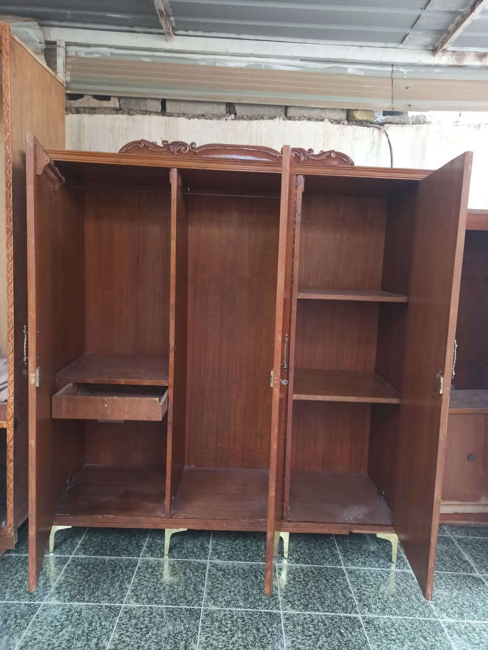 كنتور 3 باب انتيكا حطاطه صاج داخل خارج نضافه فول رجلين
الشراي يتصل ***********... يوجد توصيل ....
