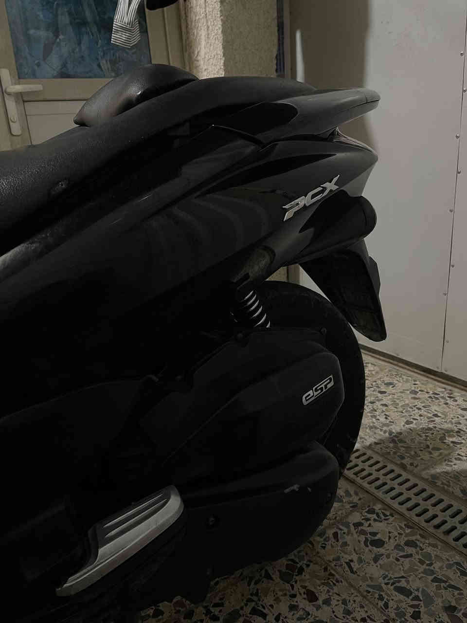 سلام عليكم PCX جيل اول ياباني JF
مكفوله من التاير للتاير كله بلادي كفر ومكينه
ماشيه 23 الف ☑️ 
حساس ستان ☑️ 
حساس زدحام ☑️ 
مواصفات 150 شوته طويله ☑️ 
كهربائيات كله شغاله الدراجه ربع مذب عليهة 
السعر 11ونص وبيه مجال مكاني الامين الثانيه
رقمي ***********.ماسنجر ممتواجد
