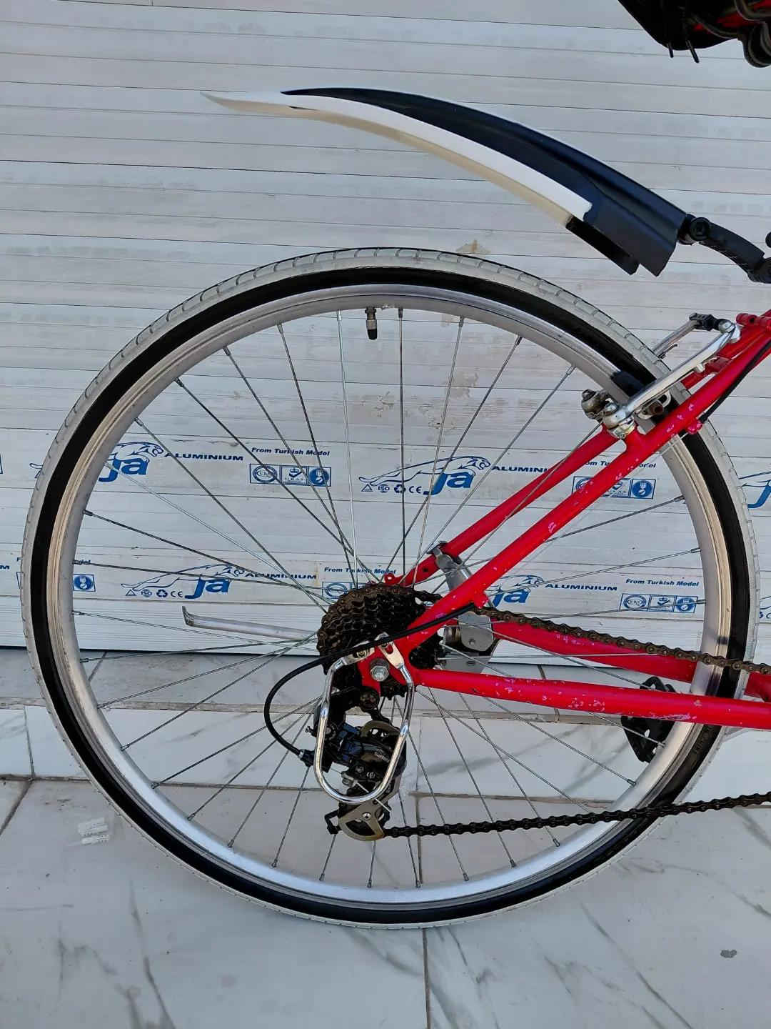 CHEVAUX 2018 حجم 28 / C700 كل الاجزاء المنيوم  الفريم حديد 3 × 7 سرعات من SHIMANO دبل امامي شغال  الدراجة جاهزة بدزن عيوب فقط شخوط بالفريم السعر 165 الف شامل التوصيل    ✈يوجد توصيل لجميع المحافضات ✈ كركوك مدخل سايدين حي الاسرى والمفقودين  معرض ابو شيفان ( *********** )
