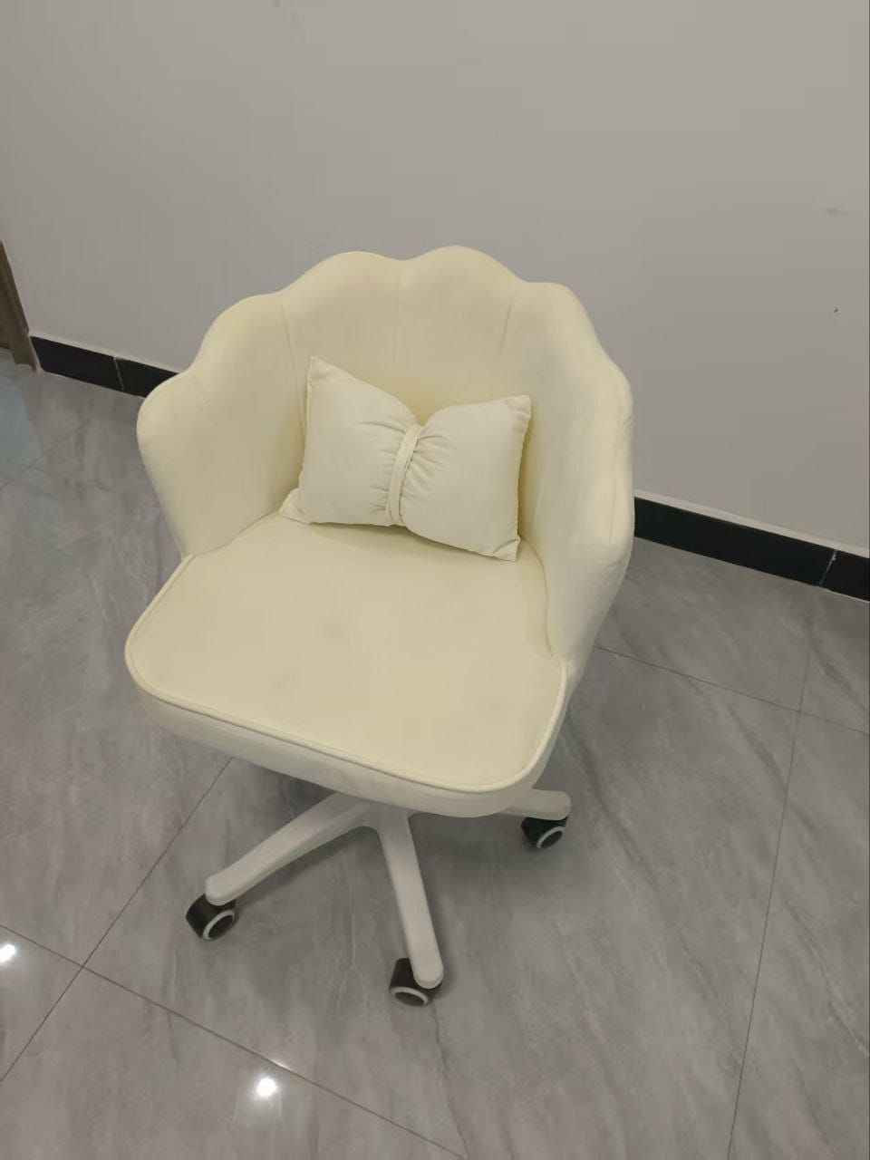 كرسي مكتبي فيونكا 
قياس بالصورة
لون وردي وابيض 
كوالتي عالي
️السعر 60 الف بغداد, العراق


**إذا كنت صاحب هذا الإعلان وتريد حذفه لأي سبب، رجاءا أرسل رسالة إلى الدعم الفني**