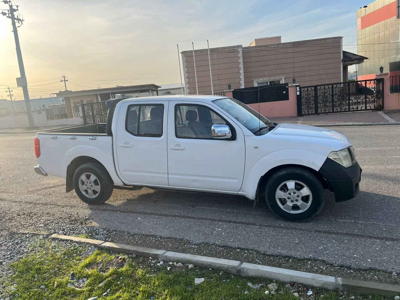 نيسان نيفارا2011
مكان السياره اربيل 
باب البدي صبغ 
بي كم مكان صغير بارد 
بي مكانات صبغ 
سعر 90 ورقه 
***********
