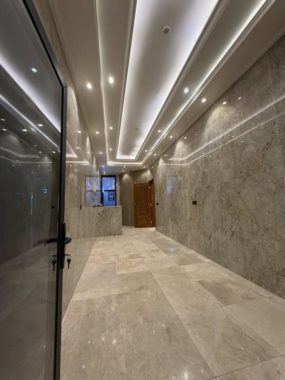 دار للبيع في زيونة _ محلة 710
🔹-المساحه ____ 200
🔹-الواجهه  ____ 6.66
🔹النزال ____30م 
🔹سنة البناء __2025
🔹الارضيات ____ مرمر تركي 
🔹الواجهه  ------ مرمر 
🔹السقوف ____ جبسم بورد 
🔹حمامات غربي 
🔹الغرف سويتات 
🔹كراج يتسع لسياره 
▪️حديقة صغيره
▪️صاله كبيره 
▪️هول واسع مفتوح
▪️صحيات 
▪️مطبخ حار وبارد 
   المجموع 4 غرف نوم  سوية
________________________.  للاستفسار 
 الاتصال ***********  وتساب او اتصال
