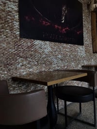 من رخصة الادمن ميز درجة اولى اصلي خشب صاج ومسند حديد  عدد 5+ كراس عدد1...