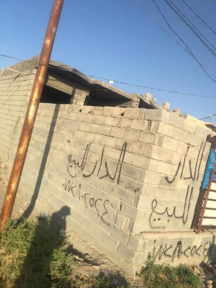 السلام عليكم
هيكل كامل  للبيع طابو ملك صرف التفاصيل \ غرفه + مطبخ + صاله + استقبال + مناور ثنين لايوجد درج داخلي 

 المساحه100 متر + فضله من ضمن البيت 10متر ترهم گراج او حديقه 
الشارع صب  الموقع تقاطع ساده نهر شيخ 
السعر٣٥  
الاستفسار ***********
