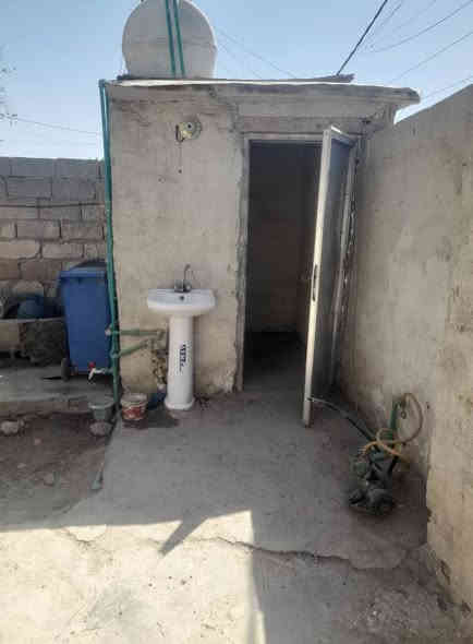 بيت 250 م فعلي 
واجهة 6.60 × 37 
بدون كاشي 
غرفة نوم وصالة ومطبخ وحولي وحمام خارجي 
الشارع مبلط فرق 6 بيوت عن الشارع العام 
كهرباء 3 فيز 
السعر 170 قابل للتفاوض 
نهاية الشرطة الخامسة يم تل اسود
***********
