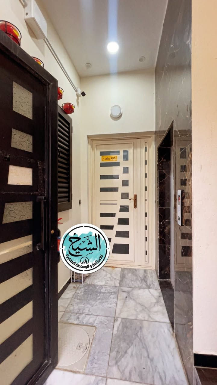 السلام عليكم 

بناية تجاريه سكنيه فرعيه للبيع 

المساحه 130 م الواجهه 12 م  ركن 

ملاحضه :- بناء درجه اولى سنة 2023 

تحتوي البنايه ع مصعد 24 ساعه من اقوى الشركات 

تحتوي البنايه 

الطابق الارضي /  اربع محلات و شقه 

الطابق الاول / شقق عدد 2 

الطابق الثاني / شقق عدد 3 

الطابق الثالث شقق عدد 2 

مواصفات البنايه كثيره وعاليه جدآ 

( السعر المطلوب 850 مليون ) 

عنوان البنايه سبع ابكار خلف سوق السمكه تقاطع ابو نجم 
                        

                         ⭕️ للأستفسار ⭕️

🌸 مراجعة شركة الشيخ للوساطه العقاريه حصرآ 🌸

الشيخ فلاح الجبوري          *********** 
ابو وسام                               *********** 
احمد الشيخ الجبوري                 ***********

                          📍موقع الشركه 📍

🌺بغداد سبع ابكار لشارع لرئيسي مقابل مطعم مندي لبلام🌺
