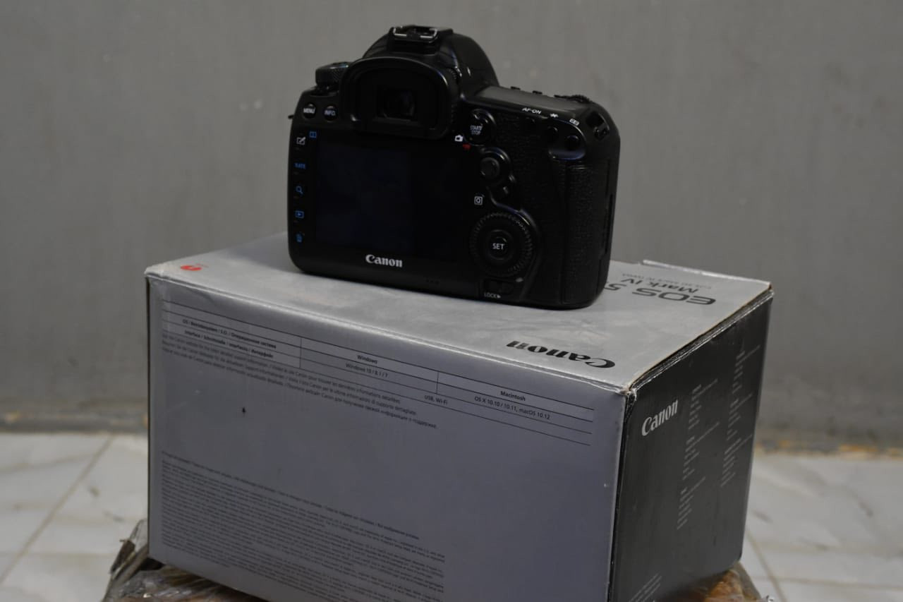 للبيع Canon 5D Mark IV – حالة ممتازة 📸
كاميرا احترافية نظيفة جداً واستعمال شخصي،
محافظة بالكامل وتعمل بكفاءة عالية بدون أي أعطال.
مناسبة للتصوير الاحترافي (صور + فيديو) وتغني عن التعريف.

الحالة: ممتازة جداً
الشكل: واضح بالصور
الاستخدام: خفيف
العيوب: لا يوجد

الملحقات:
 • بطارية أصلية
 • شاحن 
 • غطاء العدسة / غطاء البودي

سبب البيع: عدم التفرغ
السعر: 1150$ قابل للتفاوض 

📍 الفحص متاح قبل الشراء
📞 الرجاء التواصل للجادين فقط


**إذا كنت صاحب هذا الإعلان وتريد حذفه لأي سبب، رجاءا أرسل رسالة إلى الدعم الفني**