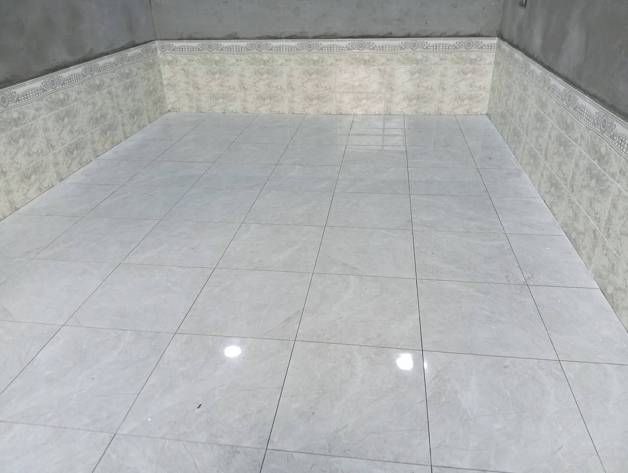 السلام عليكم الي محتاج خلفه سيراميك اني متفرغق حالين داخل القائم الرقم ***********
