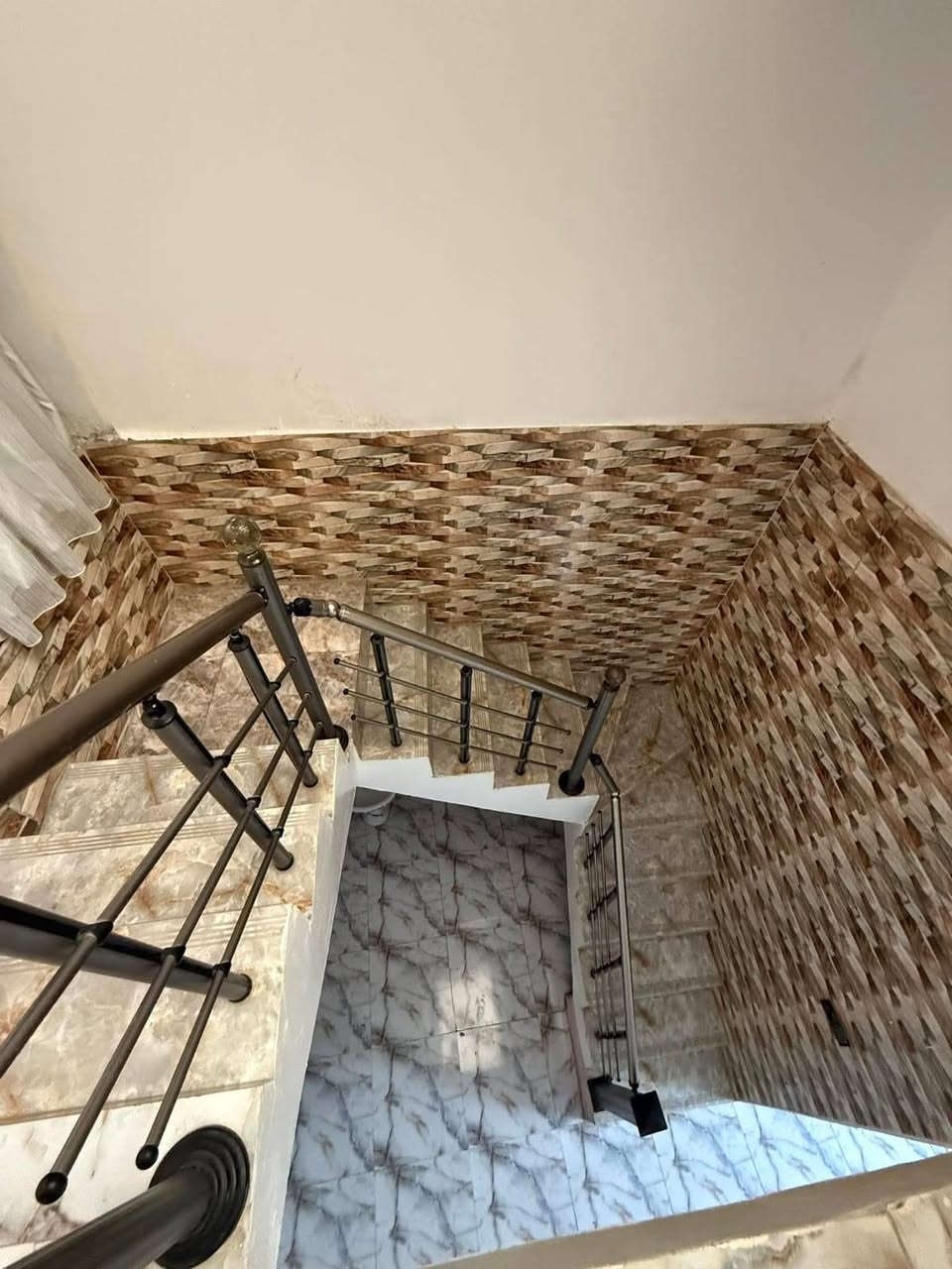 دار للبيع مساحه 50م 
طابو زراعي سند 25 تحويل مباشر 
بابل حي الكرامه قرب مكتب ياسر وتوت (بيع مستعجل )

طابقين.  3غرف نوم. 
الطابق الاول.    يحتوي 
غرفه نوم     هول.   مجمع صحيات.    مطبخ.    

الطابق الثاني 
غرفتين نوم.     بيتونه.    دار كامل ومرتب بناء حديث 

ملاحظه علما أن الدار مأجر بسعر 400الف 

السند موجود عندي حالياً.  بسم البايع حصراً 

***********
***********
