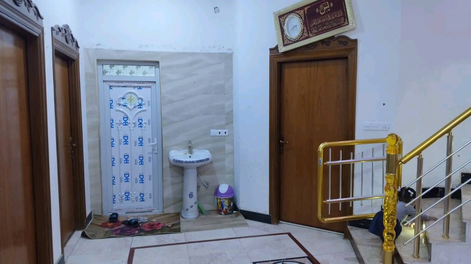 سلام عليكم لبيت مكان تنومه جزيره فيروزه قرب جسر مشايخ شارع عشرين ، يحتوي على اربع غرف ومطبخ وديوان وحمامات 3 جوه واحد خارجي        وصاله مساحه لبيت أكثر من 150 ،،،بناه طابقين بناه طابوق 180بي مجال

للاستفسار اكثر المراسلة على ***********