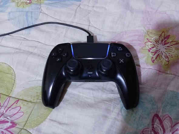 بلي 5 سلم قرص يجي وياه ستاند و يده اصليه بس لون اسود  و تجاريه سماويه نضافه البلي والجوستك 97% اذا تحب وياه الأقراص بلاك اوبس ثري و وياه gta 5 يزيد السعر واذا وياه ال UPS هم يزيد السعر اذا تريده والسعر 600 وبي مجال قليل بدون الأقراص و الUPSو يجي وياه كارتونه مالته و غراضه و وايراته الاصليه  مستعمل شهر واحد  تيرا كامله رقمي ***********4
