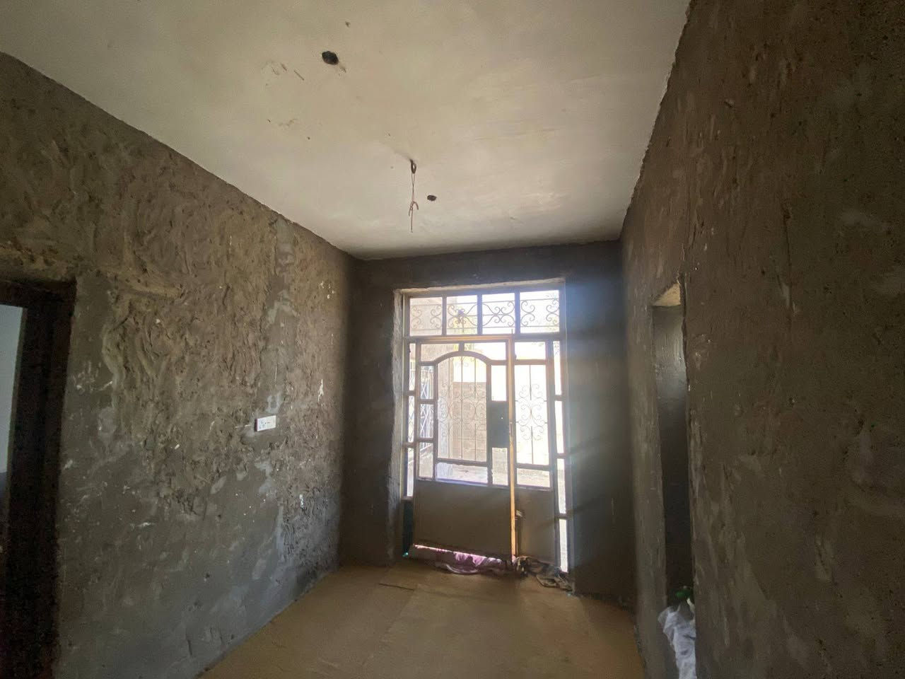 السلام عليكم .
مكلف بالنشر بيت للبيع في الخفاجيه .
المساحه 450 متر .

كهرباء وماء وتبليط ع الباب .
الاتصال ع الرقم 
***********
