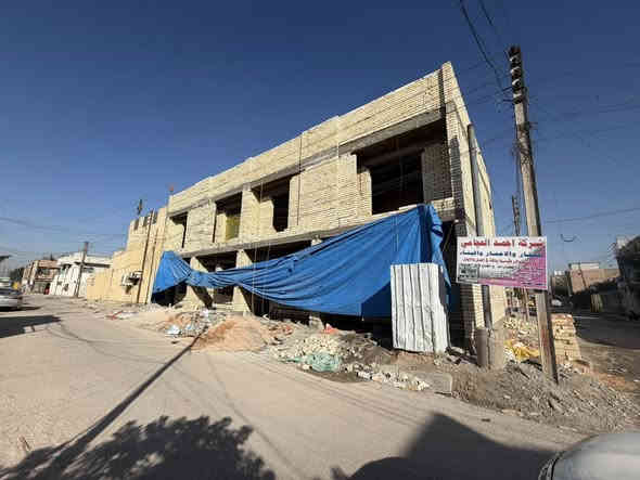 تابعني متخسر شي يوصلك كلشي مناسب فرصه استثماريه او سكنيه ٤ مشتملات للبيع مساحه ٥٠ متر مربع  حي التراث الكرخ قرب الشارع العام مباشرتا طابو صرف تسليم مفتاح حاليا مرحلة التشطيب خلال شهرين تسليم مفتاح شغل درجه اولى خريطه مميزه غرفتين حمامين استقبال مطبخ منور شغل درجه اولى كلشي معزول بيهن ماء كهرباء شغل نفس هاي الواجه راح اصير بلضبط اكتب تم يجيك السعر بلتعليق 
مكتب احمد الحچامي 
***********
***********
